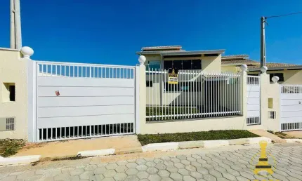 Belíssima casa assobradada, com estrutura impecável, situado em condomínio fechado .