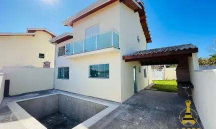 Linda casa assobradada à venda, o imóvel está situado em condomínio fechado.