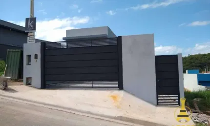 Casa à venda, localizada na cidade de Bom Jesus dos Perdões dentro de condomínio.