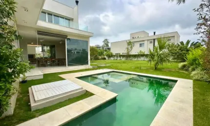 Belíssima casa no Alphaville com amplo gramado e cinema