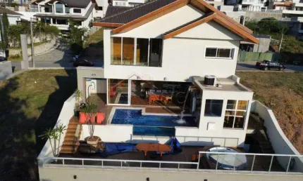 Excelente casa no condomínio jaguary, vista livre e linda para a serra da mantiqueira.