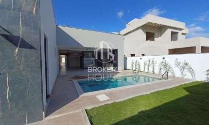 Casa linear à venda  3 quartos sendo 1 suíte, 4 vagas de garagem , Jacuhy, Serra, ES