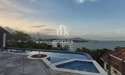 Casa no Morro do Moreno com vista deslumbrante para o mar