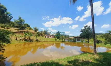 Sítio formado com lago, 30.000 metros de terreno com ótima topografia
