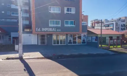 Apartamento semimobiliado no Ed. Imperial de Tramandaí