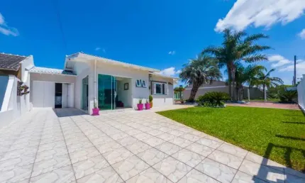 Casa à Venda na Praia de Nova Tramandaí com Dois Terrenos