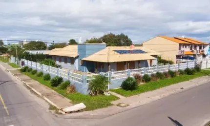 Casa a venda no Centro de Imbé, 3 terrenos, 5 suítes, piscina aquecida, jacuzzi.