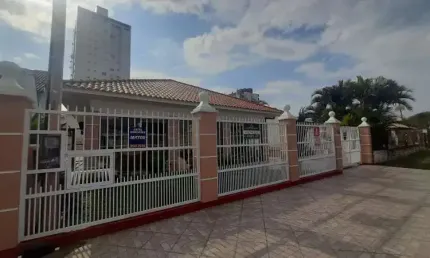 vendo casa com piscina 3 dormitórios centro Tramandaí