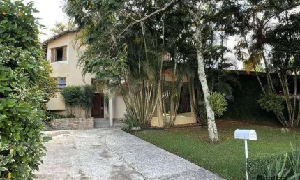Casa com 3 suítes - varanda - 6 vagas de garagem  -  Parque Dom Henrique