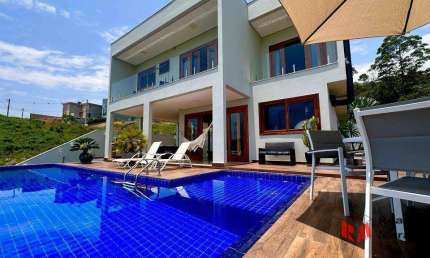 Linda casa em condomínio em Cotia - 3 dormitórios e 3 vagas cobertas