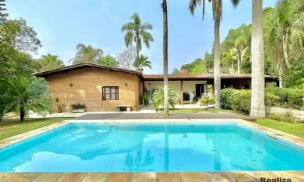 Cond. Vila Real do Moinho Velho - Térrea no centro do condomínio, lote de 6.370 m² - 3 dorms / 1ste + apto hóspedes. Piscina e muito jardim!