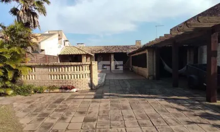Casa com piscina a menos de 300 metros do mar no centro de Tramandaí-RS