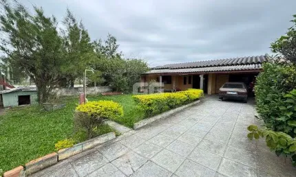Cidreira/RS-Casa na Avenida Mostardeiro, a poucos metros da Beira Mar.