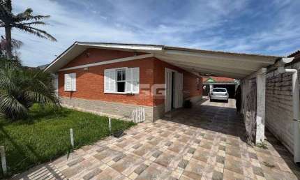 Cidreira/RS -Casa no centro da cidade, terreno maior que o Padrão.