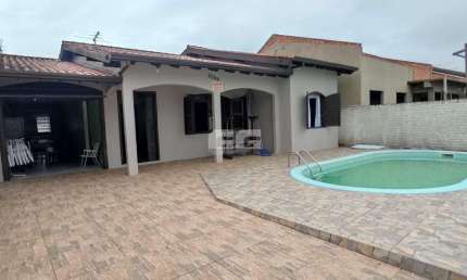 TRAMANDAÍ/RS -  EXECELENTE CASA COM PISCINA PARA VENDA!