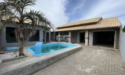 CASA COM PISCINA DE 3 DORMITÓRIOS A POUCOS METROS DO MAR