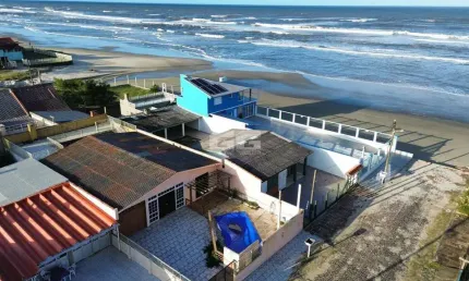 Excelente imóvel beira mar, no Centro de Balneário Pinhal.