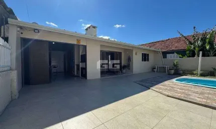 Cidreira/RS-Casa com Piscina, localização especial, rua asfaltada!