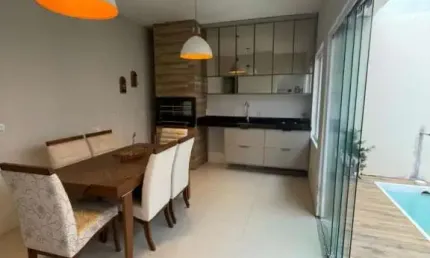 Sobrado amplo, 3 dormitórios, suíte, duas vagas e linda piscina!