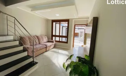 Sobrado diferenciado: 2 suítes, 2 vagas cobertas, pátio e churrasqueira!
