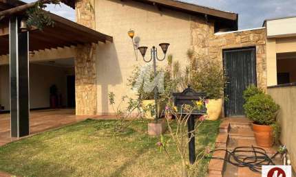 Casa (térrea em condominio) 4 dormitórios/suite, cozinha planejada, portaria 24hs, lazer, espaço gourmet, em condomínio fechado