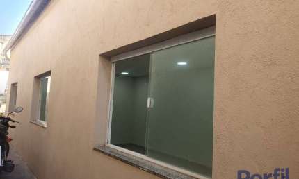 Sala comercial para alugar na Vila Ferreira, Itaquaquecetuba  por R$ 1.800