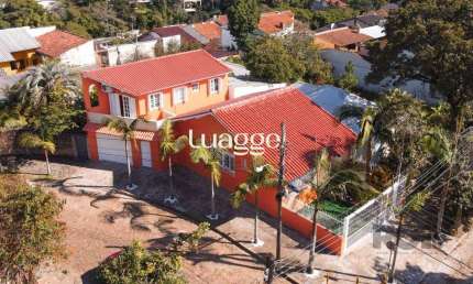 Fantásatico imóvel, composto por duas casas e uma kitnet.