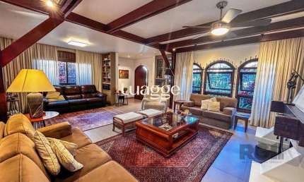 Casa 3 dormitórios, suíte, lareira, churrasqueira,, pátio, vaga garagem com 309 m² privativos.