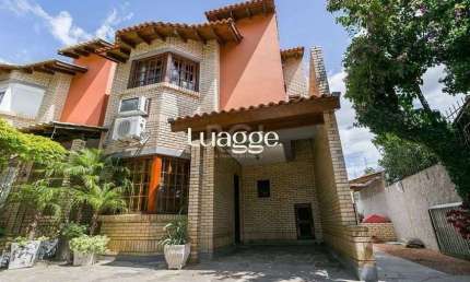 Casa de 147m² - 3 dormitórios, 1 suíte, churrasqueira, pátio com piscina e 3 vagas de garagem no Guarujá