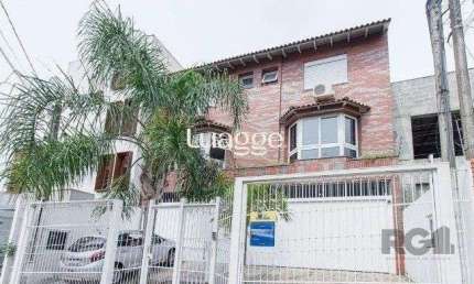 Excelente casa de 157m² com 3 dormitórios, 4 vagas e piscina.