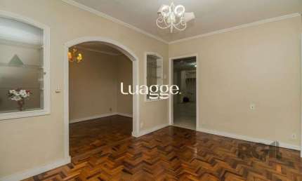 Excelente casa de 389,53m² com 8 dormitórios e 3 vagas.