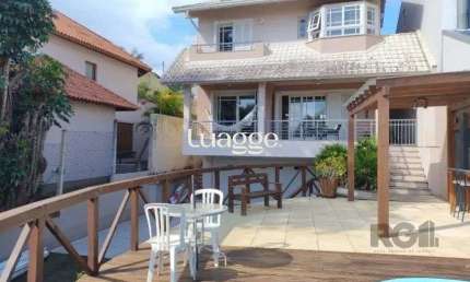 Casa de 307m² - 3 dormitórios, piscina, 4 vagas no bairro Espírito Santo
