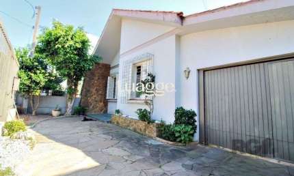 Casa 4 dormitórios, 2 vagas, em rua tranquila próxima a rua Oscar Pereira