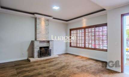 Casa de 214m² com 4 dormitórios, 1 suíte, piscina e 2 vagas no bairro Teresópolis
