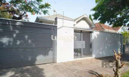 Casa reformada com 3 dormitórios, 5 vagas no bairro São João