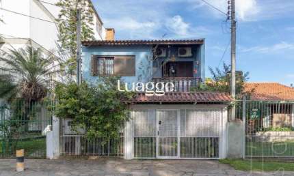 Sobrado para Venda - 241m², 4 dormitórios, sendo 1 suites, 1 vaga - Camaquã