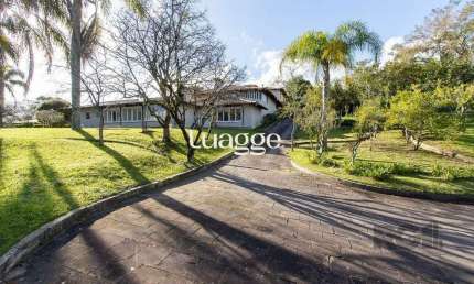 Casa Condomínio a Venda - 880m², 5 dormitórios, sendo 2 suítes, a master com lareira, 4 vagas - Cavalhada