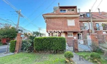 Casa em Porto Alegre, no bairro Tristeza, com 3 dormitório(s), e 3 banheiros, à venda.