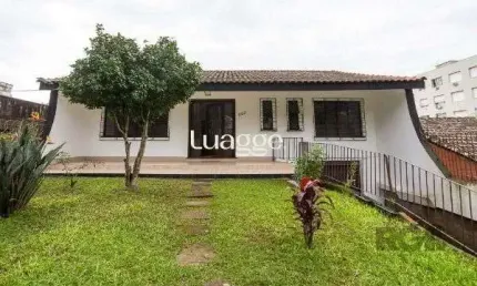 Casa em Porto Alegre, no bairro Medianeira, com 5 dormitório(s), e 5 banheiros, à venda.