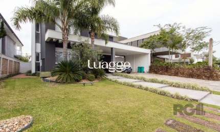 casa com 3 suítes no piso superior, mais 1 suíte no primeiro pavimento.