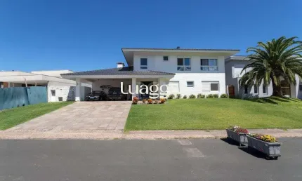 casa no Condomínio Terra Ville com 5 suítes, sendo duas suítes master, duas suítes americanas e uma suíte térrea.