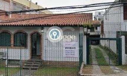 Casa para Venda - 300m², 3 dormitórios, 3 vagas - Petrópolis