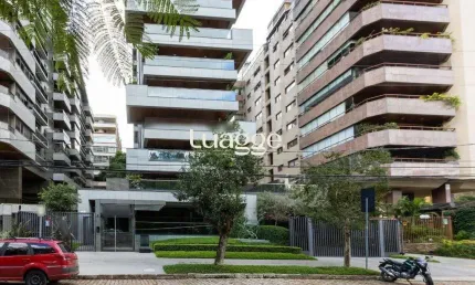 Apartamento mobiliado, com cerca de 256,42m² privativos e com 3 suítes,