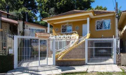 Sobrado à venda no Bairro Medianeira, reformado, 3 quartos, lareira, churrasqueira, 3 vagas
