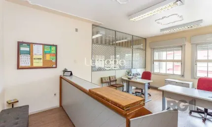 Casa 4 dormitórios, sendo 1 suíte no bairro menino deus em porto alegre