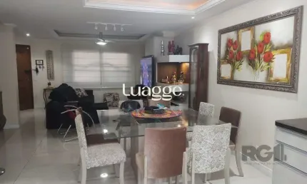 Linda Casa de Três Pavimentos, Finamente Decorada, Pronta para Morar!