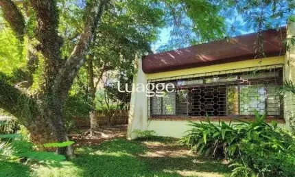 casa à venda no bairro Menino Deus em Porto Alegre. Com 160m² de área privativa