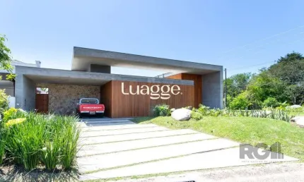 A Casa Le Mans, uma residência térrea de esquina com 389,48m2 de área coberta
