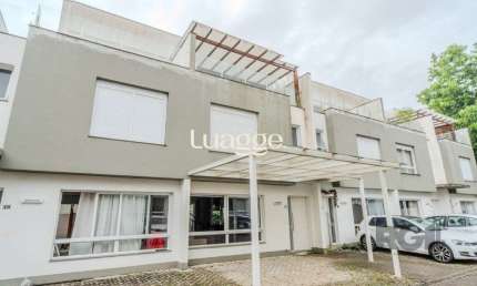 Casa impecável e mobiliada, com 3 niveis, possui 3 dormitórios sendo 1 suíte, 4 banheiros.