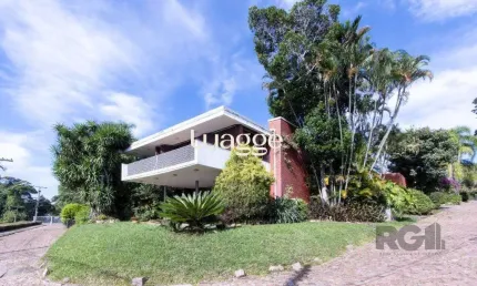 Casa com 724 m² privativos, 4 dormitórios sendo 4 suítes, 6 vagas sendo 3 cobertas